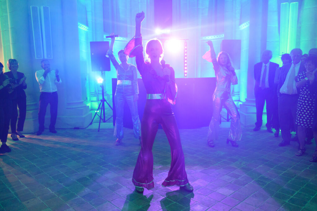 Le prix d'un photographe pour mariage est fortement influencé par sa présence jusqu’au début du bal